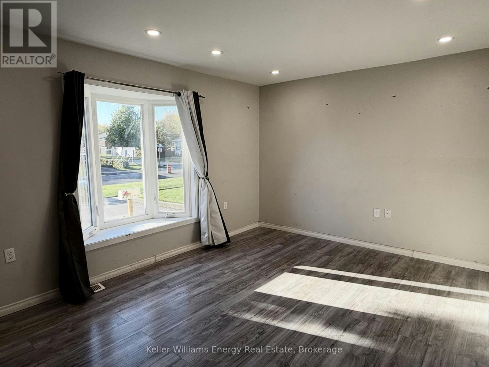 MAIN-273 Wilson Road S, Oshawa, ON, L1H 6C4 - 3