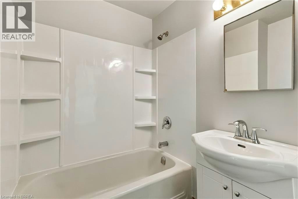 Lower-139 Grand River Avenue, Brantford, ON, N3T 4X5 - 8