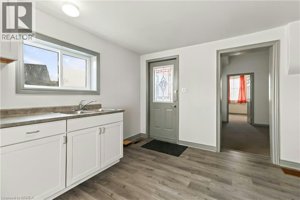 Lower-139 Grand River Avenue, Brantford, ON, N3T 4X5 - 3
