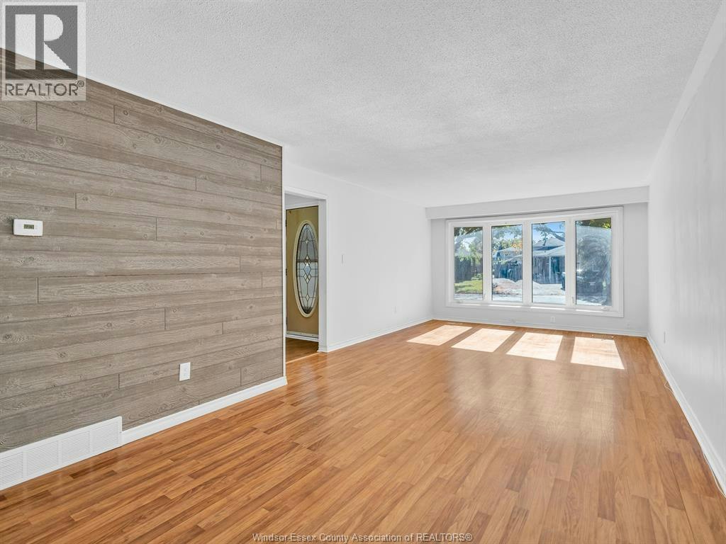 9832 Lynngrove Crescent, Windsor, ON, N8R 1B9 - 9