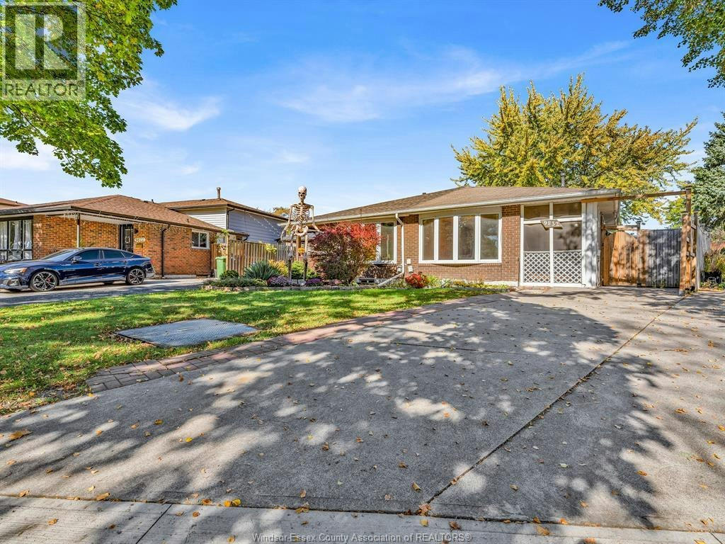 9832 Lynngrove Crescent, Windsor, ON, N8R 1B9 - 2