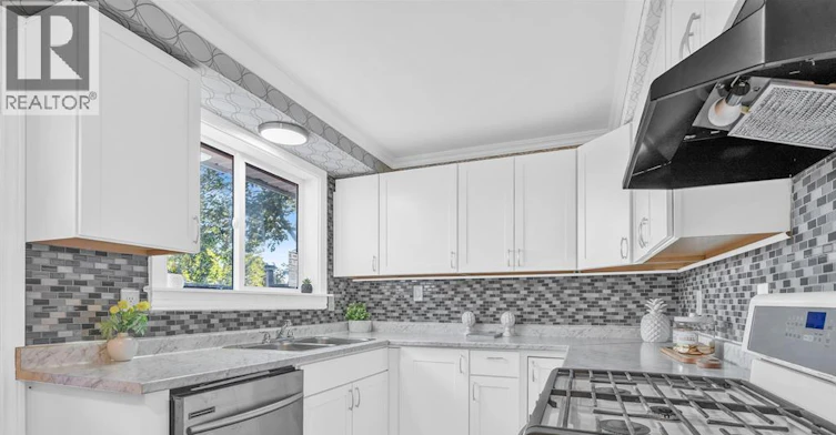 9832 Lynngrove Crescent, Windsor, ON, N8R 1B9 - 11