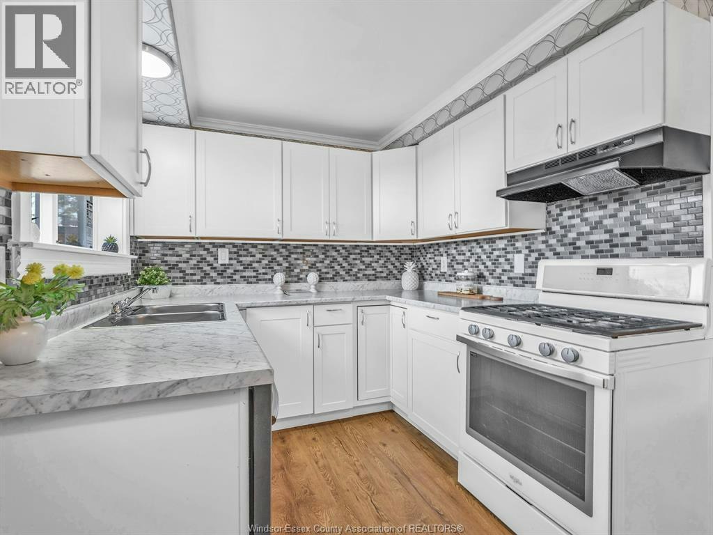 9832 Lynngrove Crescent, Windsor, ON, N8R 1B9 - 12