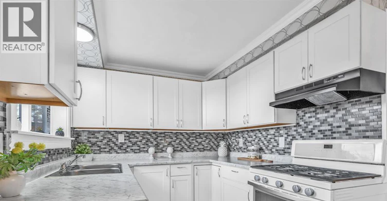 9832 Lynngrove Crescent, Windsor, ON, N8R 1B9 - 12