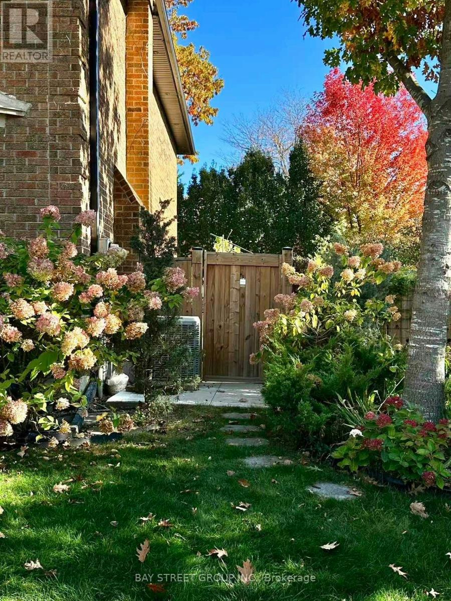 2100 Dunvegan Avenue, Oakville, ON, L6J 6N5