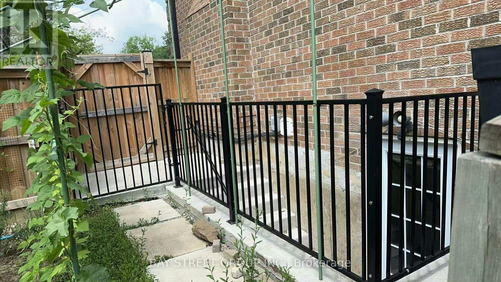 2100 Dunvegan Avenue, Oakville, ON, L6J 6N5 - 2