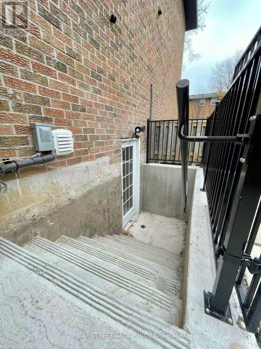 2100 Dunvegan Avenue, Oakville, ON, L6J 6N5 - 3