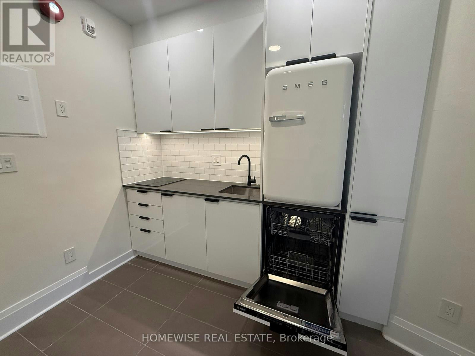 105-1 Triller Avenue, Toronto, ON, M6K 3B7 - 7