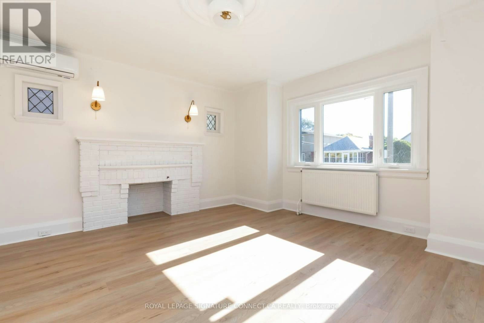 208 Floyd Avenue, Toronto, ON, M4J 2J1 - 4