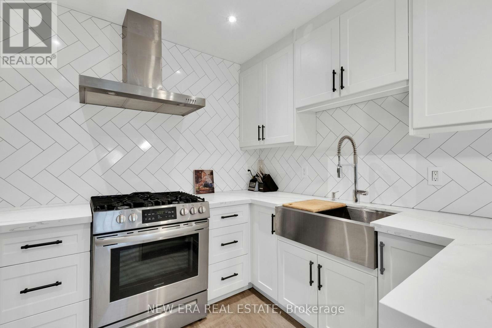 2 Foch Avenue, Toronto, ON, M8W 3W8 - 9