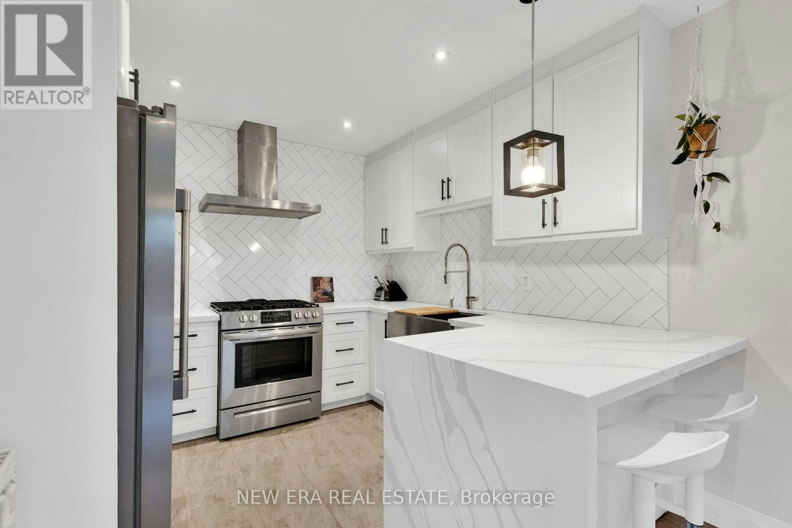 2 Foch Avenue, Toronto, ON, M8W 3W8 - 6