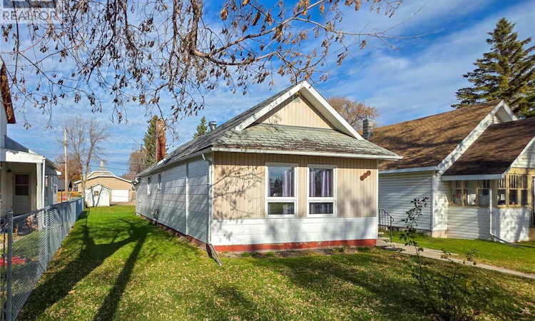 142 5th Avenue W