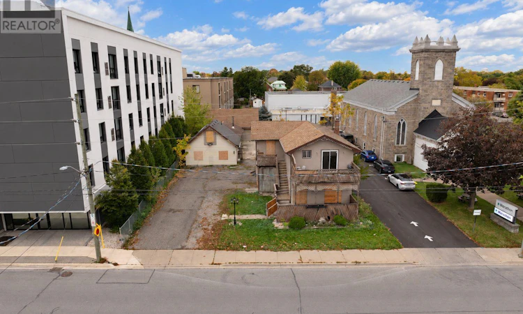 21 Pine Street S