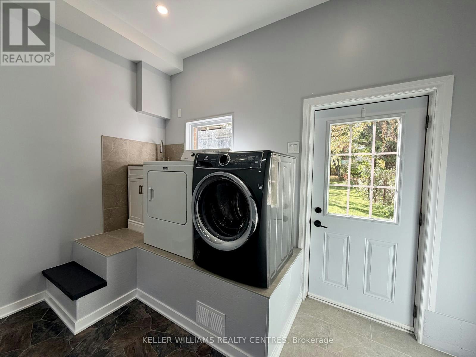 18 Bushey Avenue, Essa, ON, L3W 0L2 - 43