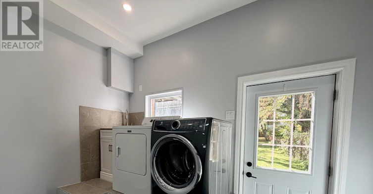18 Bushey Avenue, Essa, ON, L3W 0L2 - 43