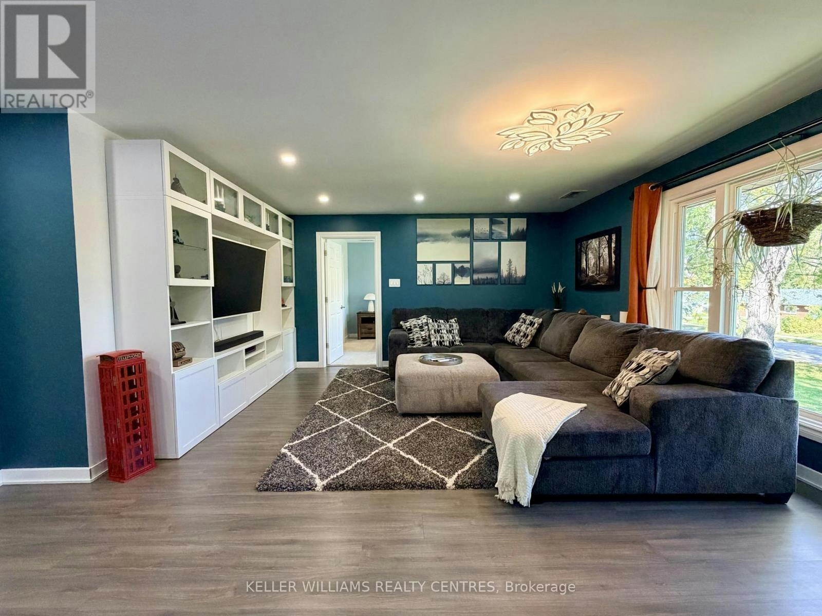 18 Bushey Avenue, Essa, ON, L3W 0L2 - 23