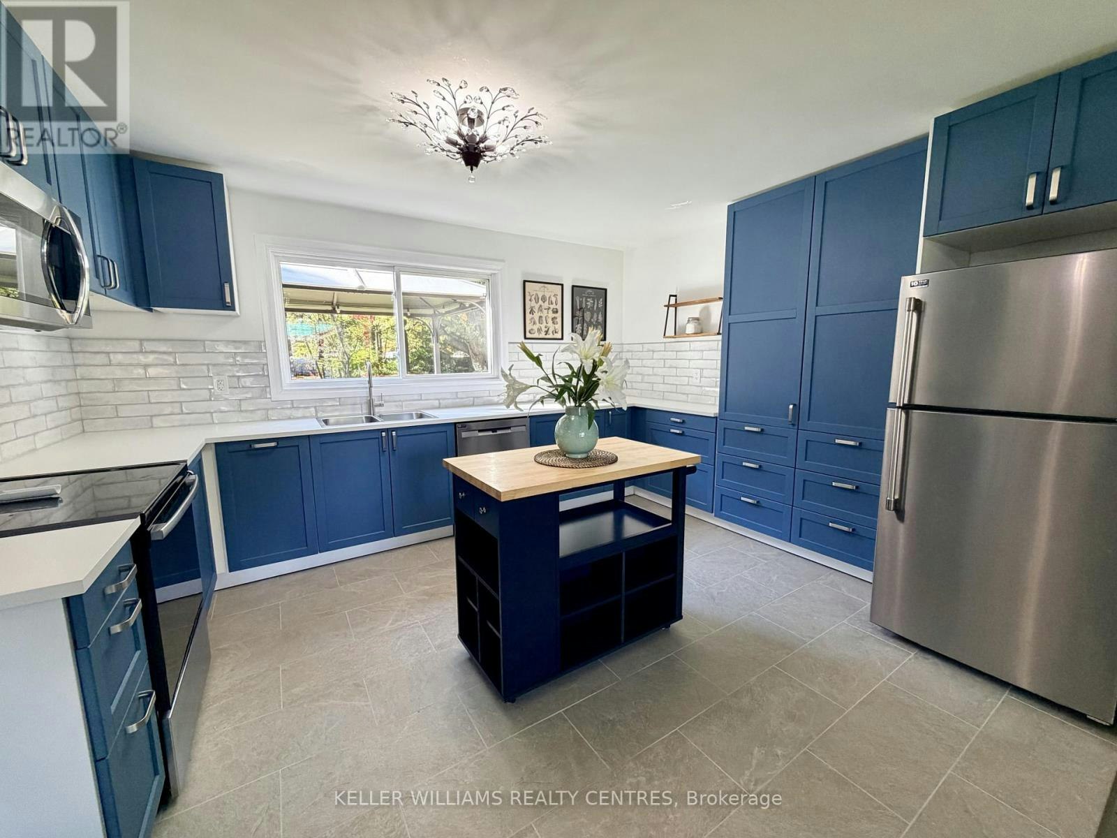 18 Bushey Avenue, Essa, ON, L3W 0L2 - 11