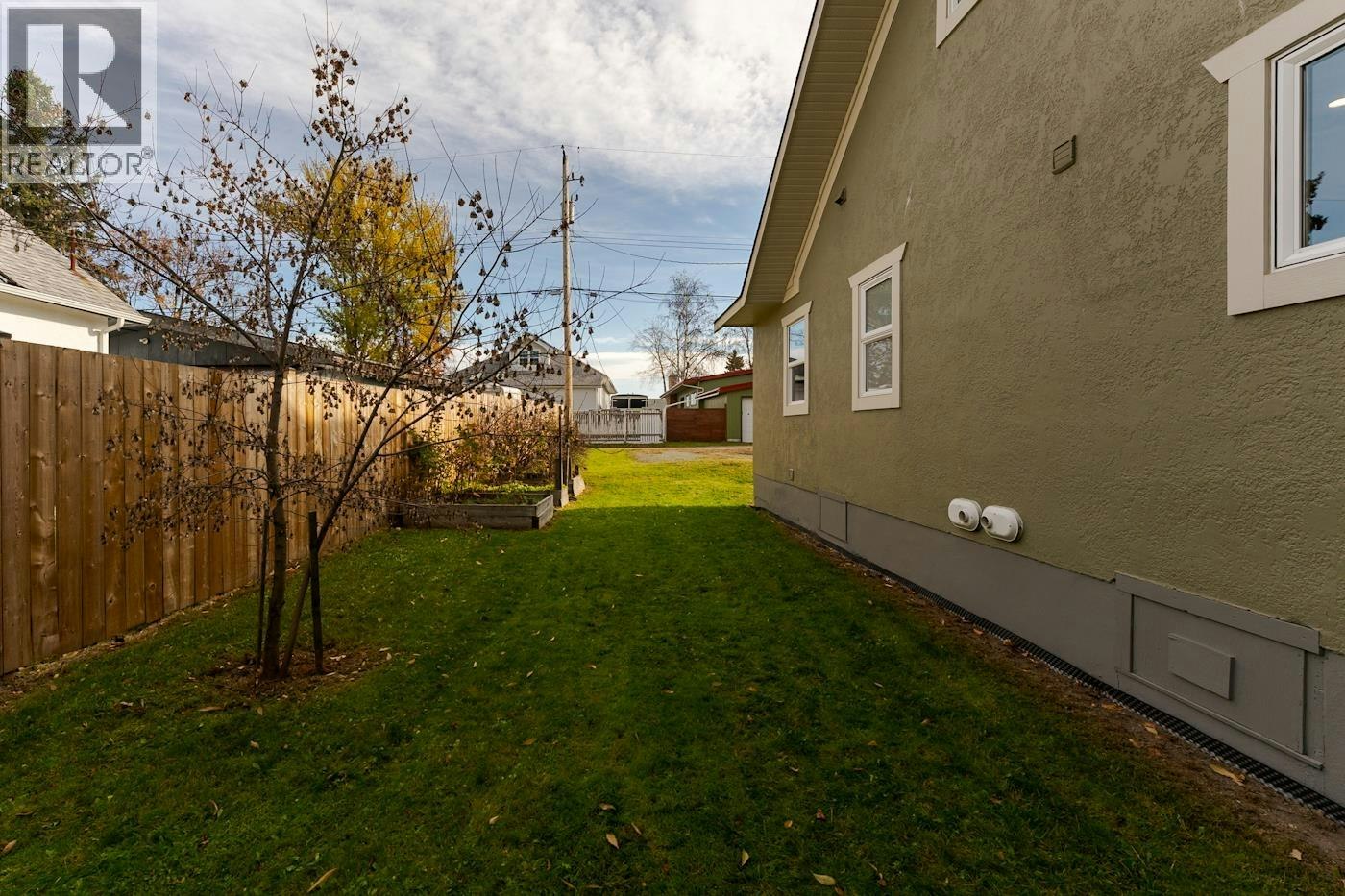 2275 Laurier Crescent - 3