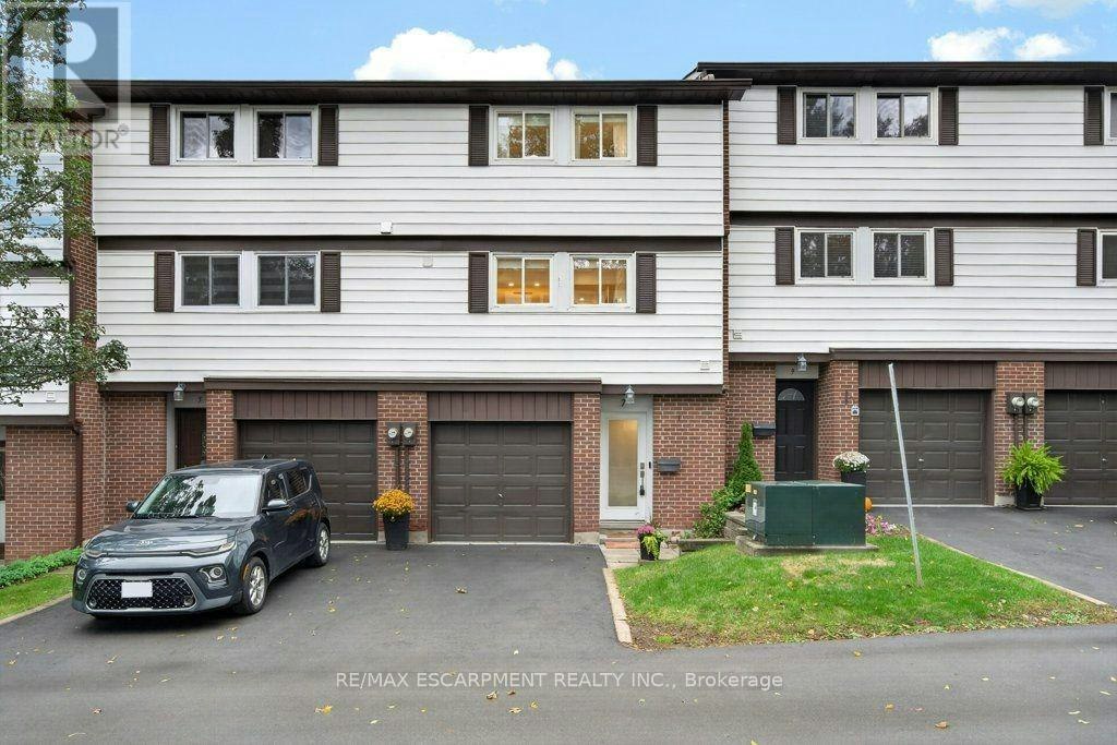 7 Briar Lane, Hamilton, ON, L9H 6E8