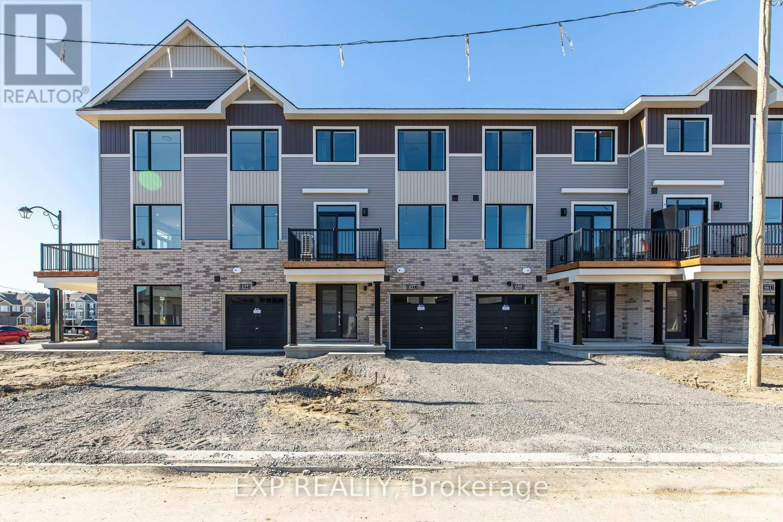 657 Moonglade Crescent, Ottawa, ON, K2J 7N2 - 2