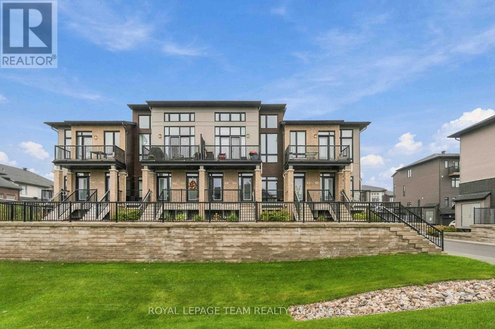834 Ralph Hennessy Avenue, Ottawa, ON, K1X 0E4