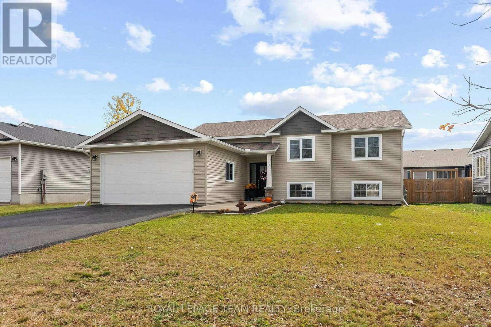 9 Terrance Drive, Petawawa, ON, K8H 0G3