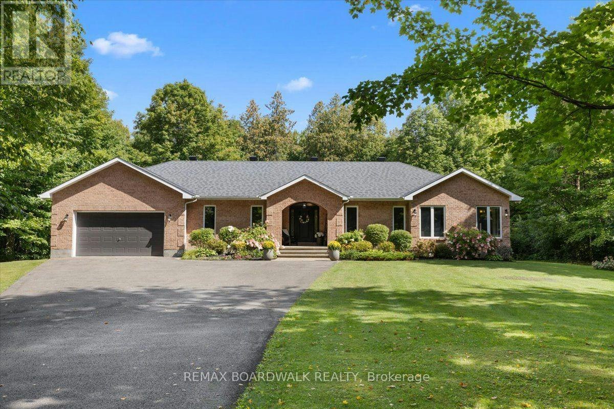 1424 Sherruby Way, Ottawa, ON, K2W 1B1