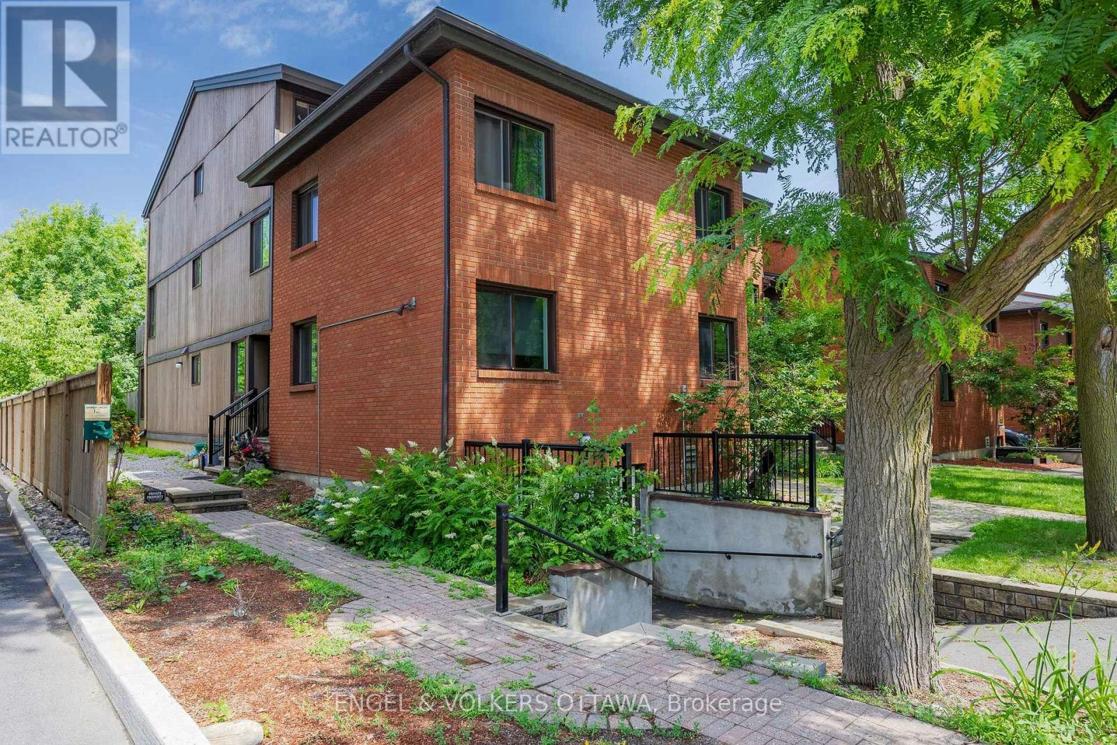 B-35 Robinson Avenue, Ottawa, ON, K1N 8N8