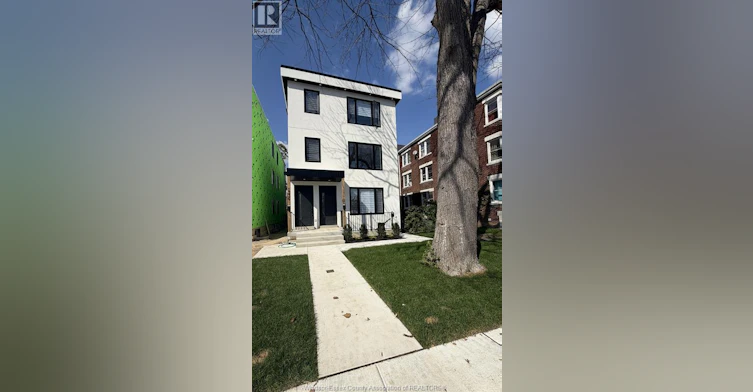 UPPER BACK-1336 University, Windsor, ON, N9B 1B5