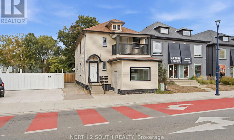 880 Dundas Street E