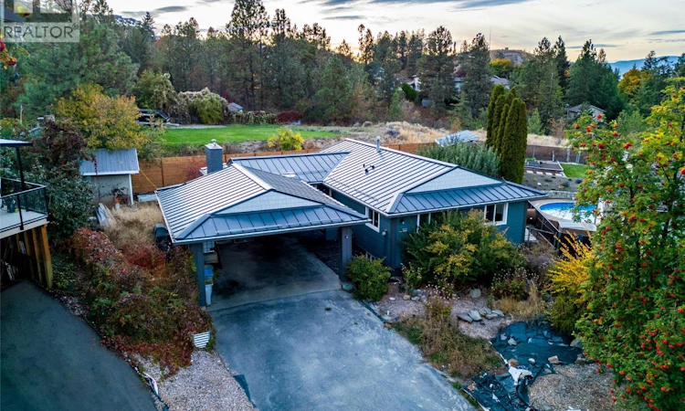 325 Whiteshield Crescent