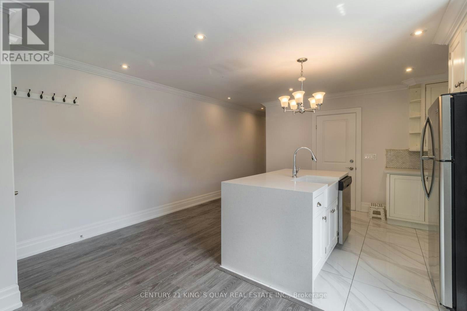 UPPER-301 Cleveland Street, Toronto, ON, M4S 2W7 - 8