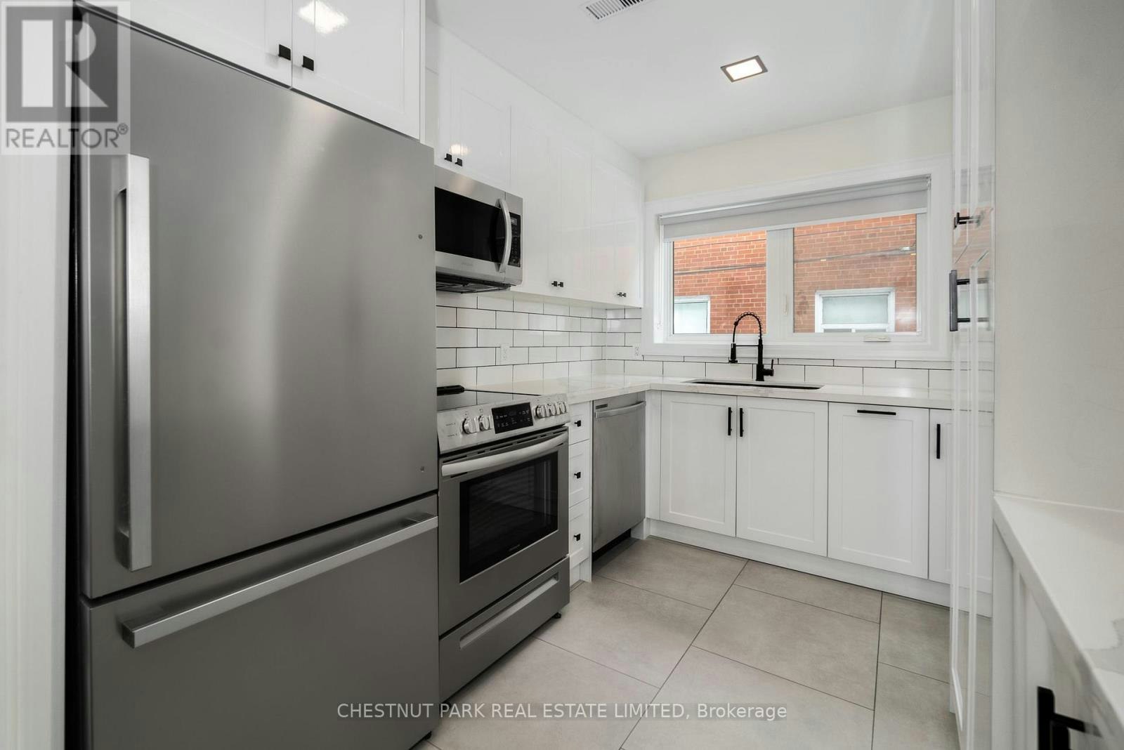3-38 Penhurst Avenue, Toronto, ON, M8Y 3A8 - 12