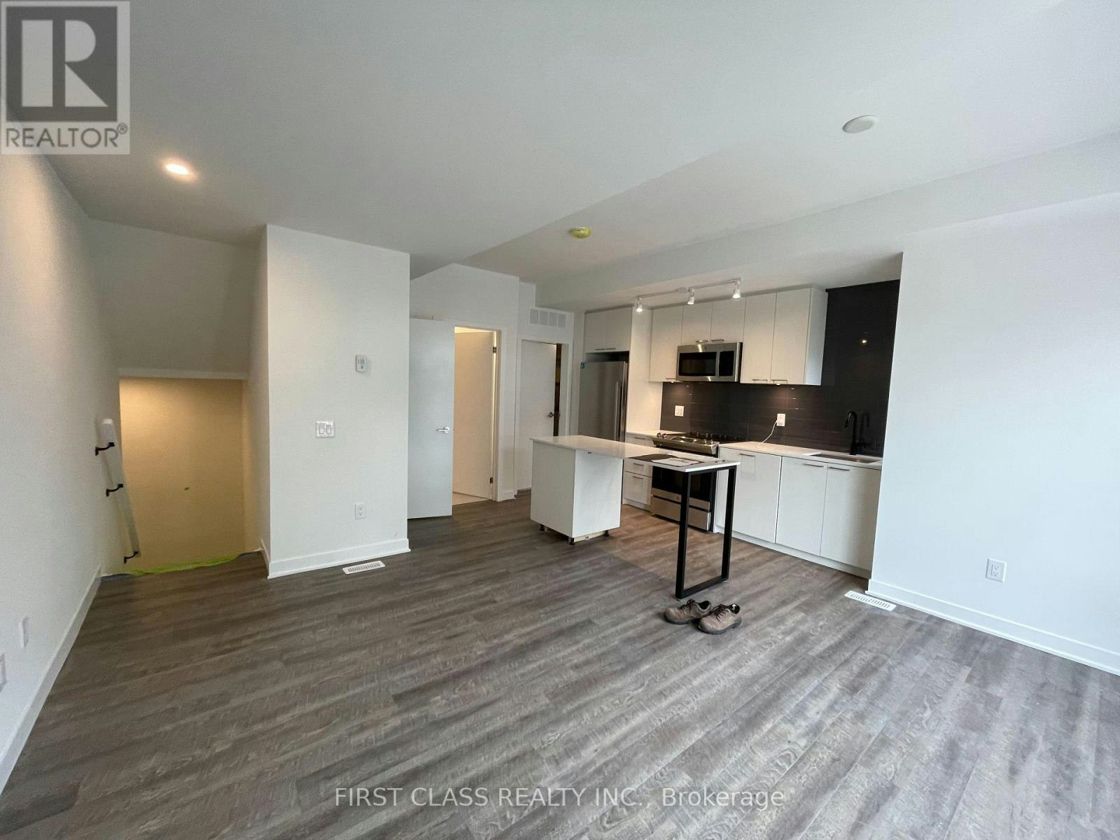 TH13-20 Ed Clark Gardens, Toronto, ON, M6N 1J5 - 3