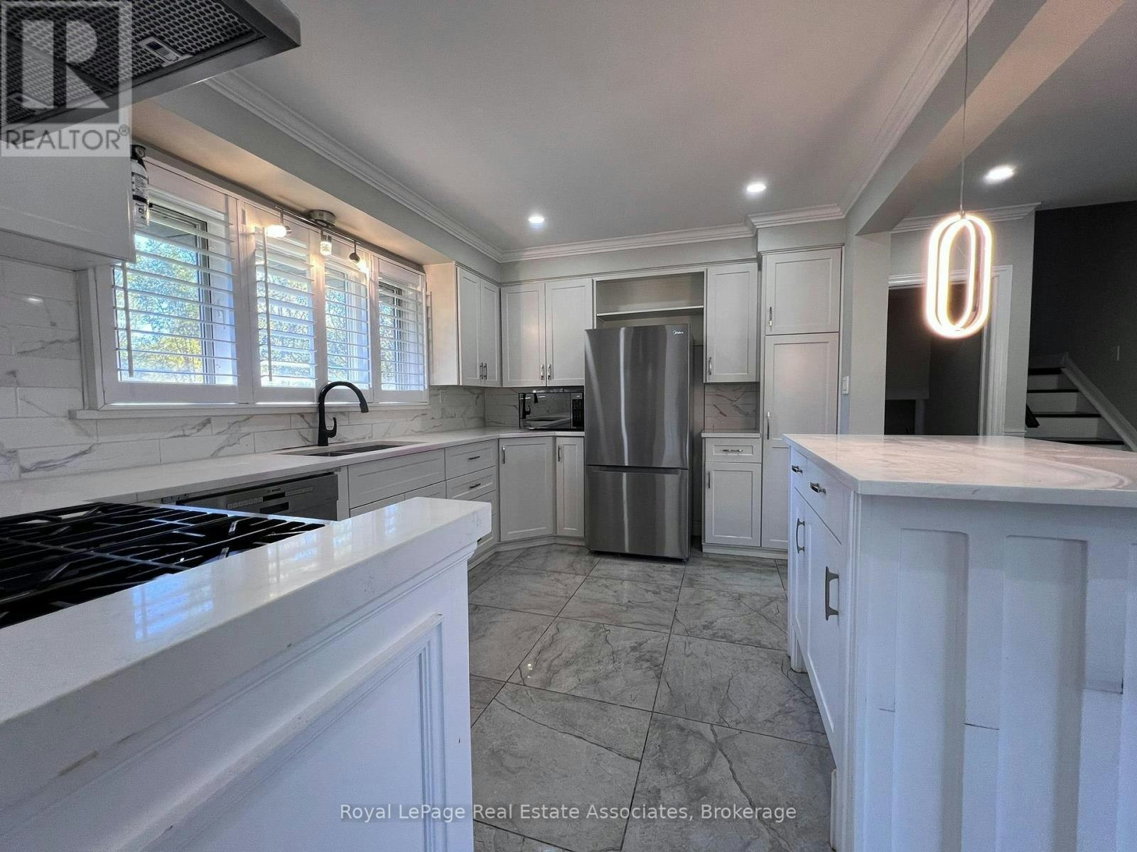 UPPER-222 Columbia Drive, Hamilton, ON, L9C 3Y9 - 2