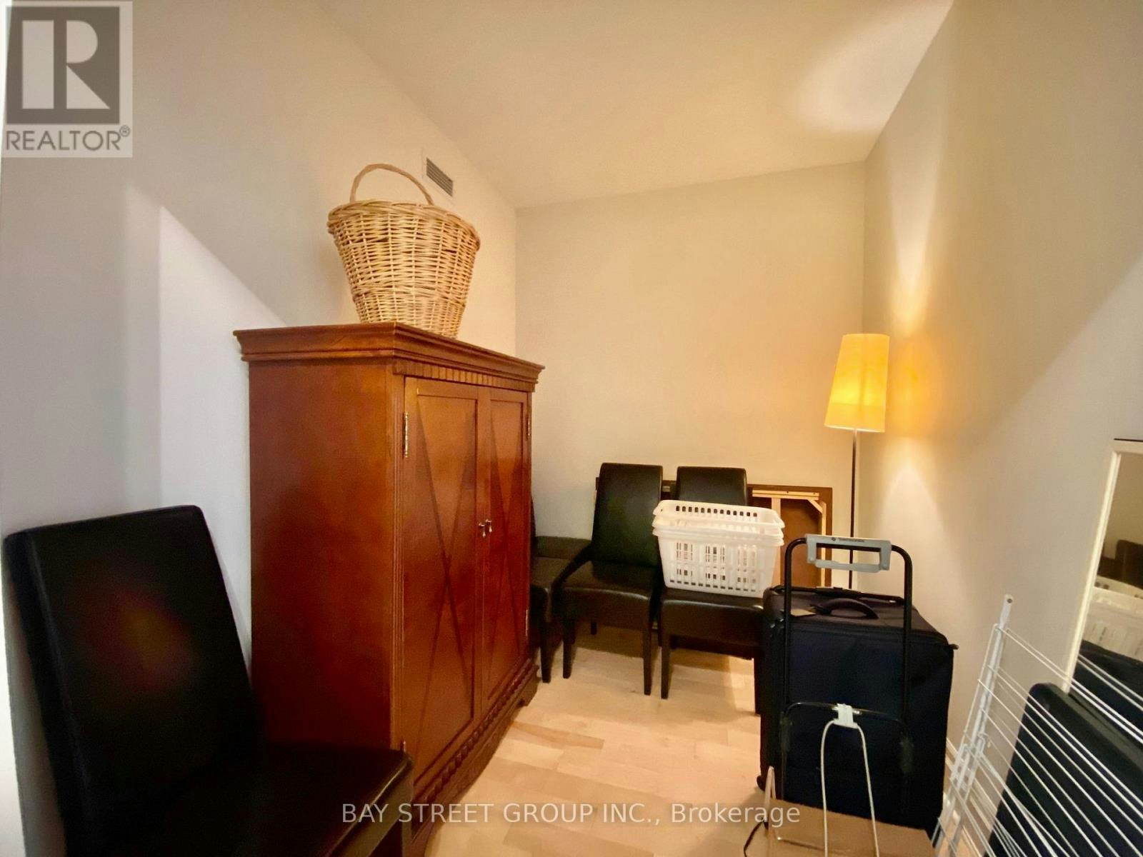 321-39 Upper Duke Crescent, Markham, ON, L6G 0B9 - 3
