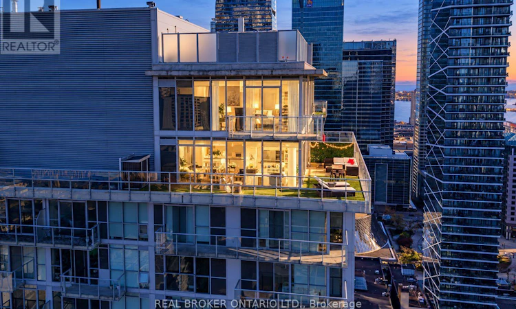 PH02-126 Simcoe Street