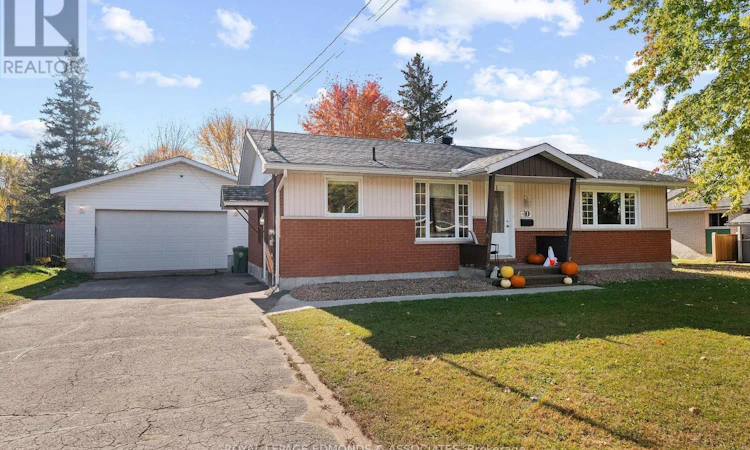 10 Sunset Crescent