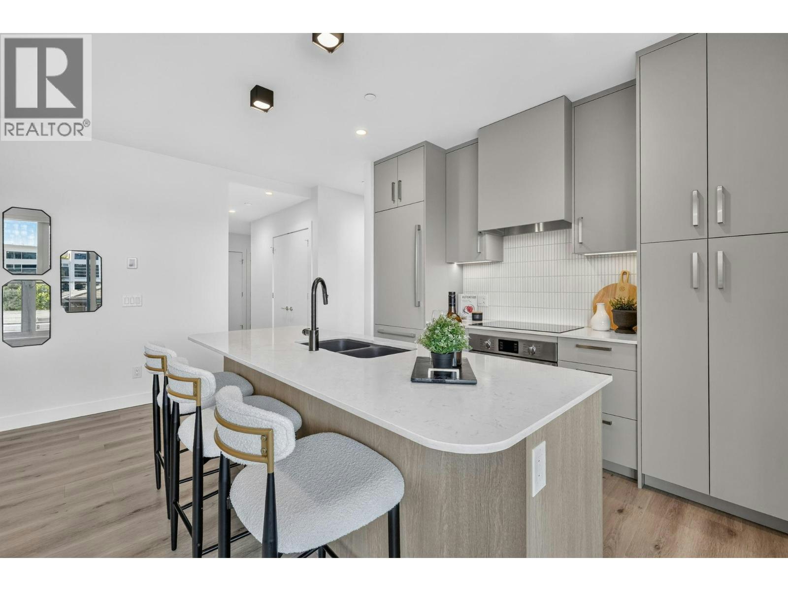 401-3300 Lakeshore Road - 4