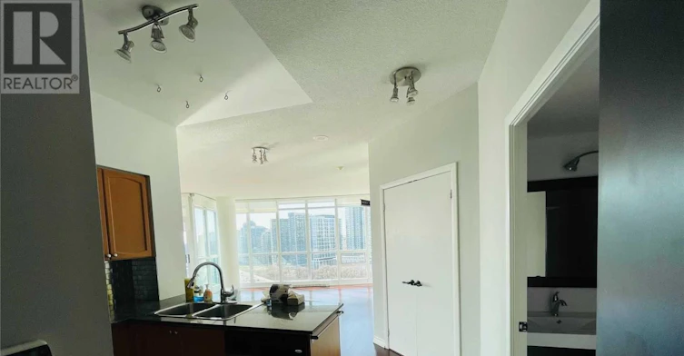 2004-231 Fort York Boulevard, Toronto, ON, M5V 1B2 - 2