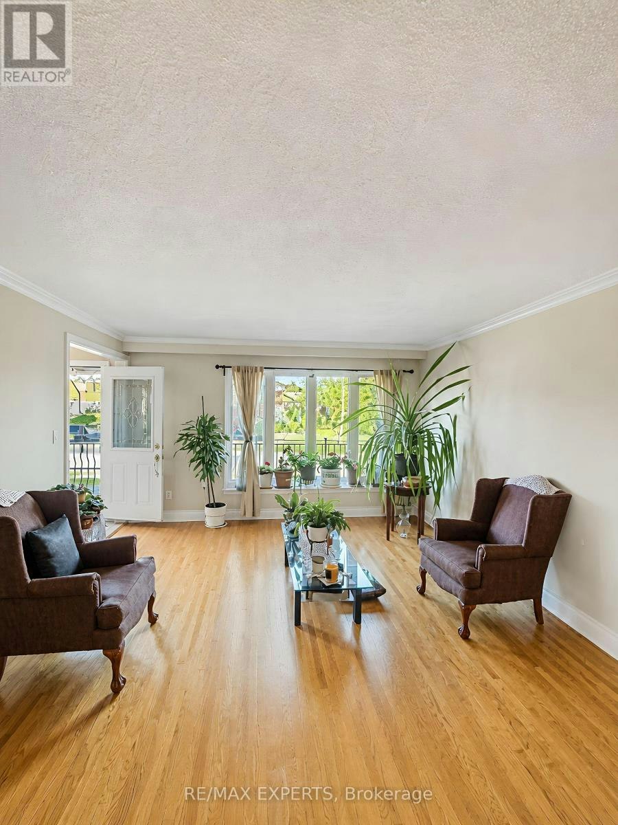 22 Rita Drive, Toronto, ON, M3L 2G6 - 3