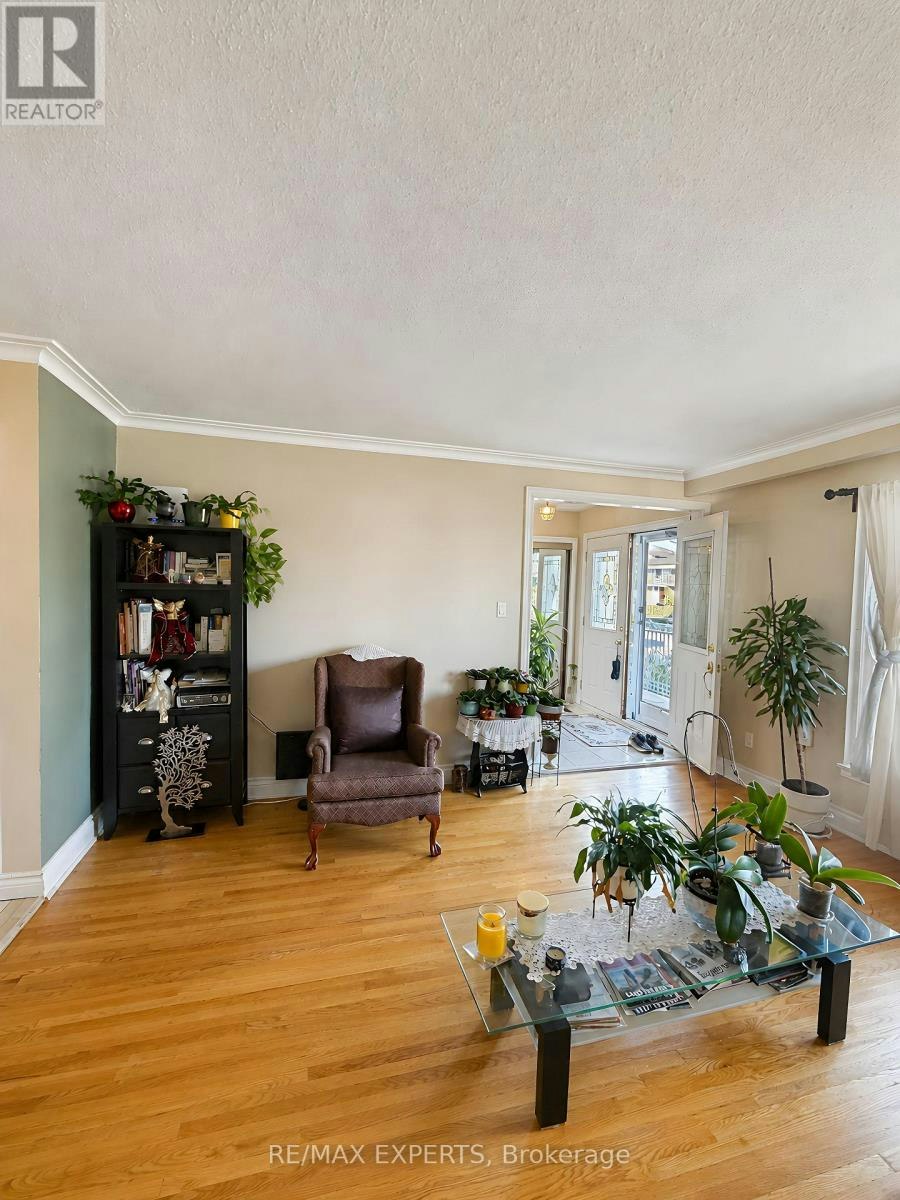 22 Rita Drive, Toronto, ON, M3L 2G6 - 6