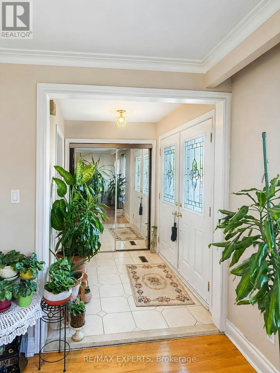 22 Rita Drive, Toronto, ON, M3L 2G6 - 9