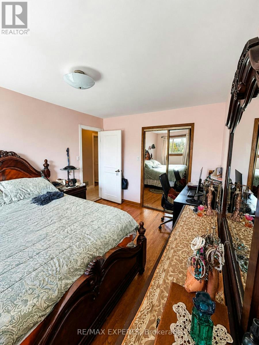 22 Rita Drive, Toronto, ON, M3L 2G6 - 18