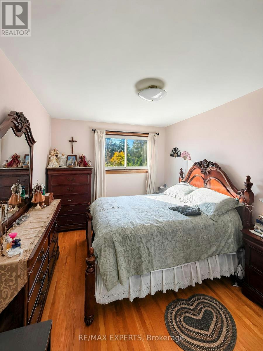 22 Rita Drive, Toronto, ON, M3L 2G6 - 16