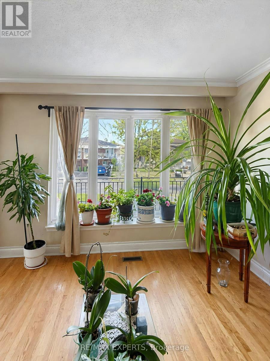 22 Rita Drive, Toronto, ON, M3L 2G6 - 8