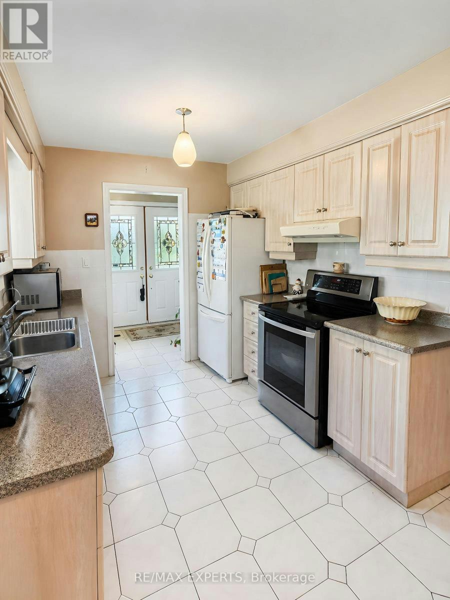 22 Rita Drive, Toronto, ON, M3L 2G6 - 10