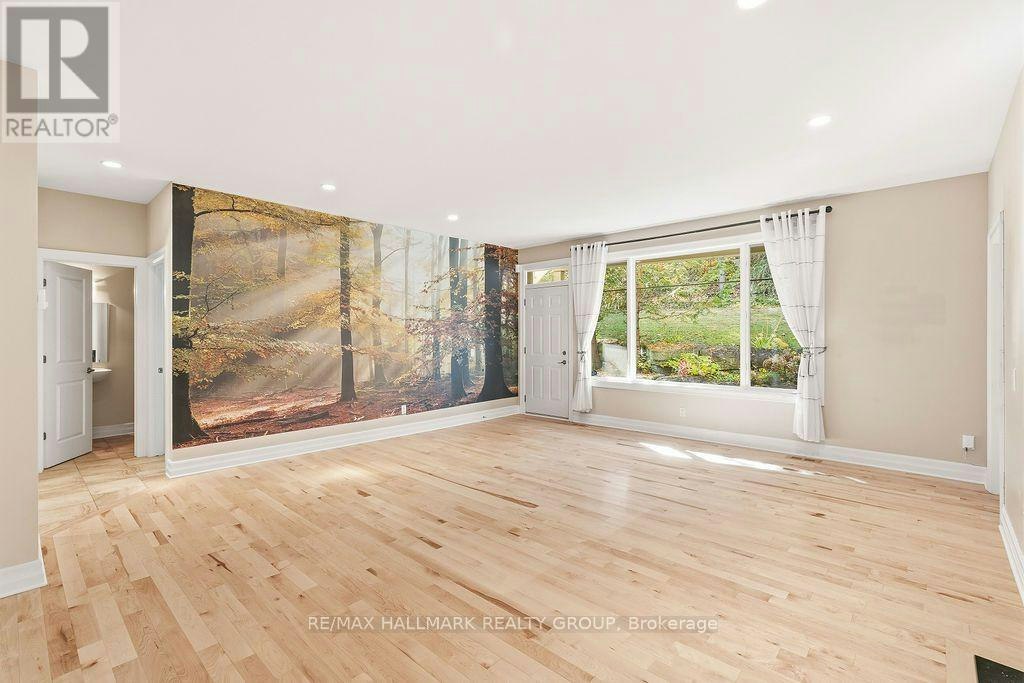 5 Oriole Drive, Ottawa, ON, K1J 7E8 - 7