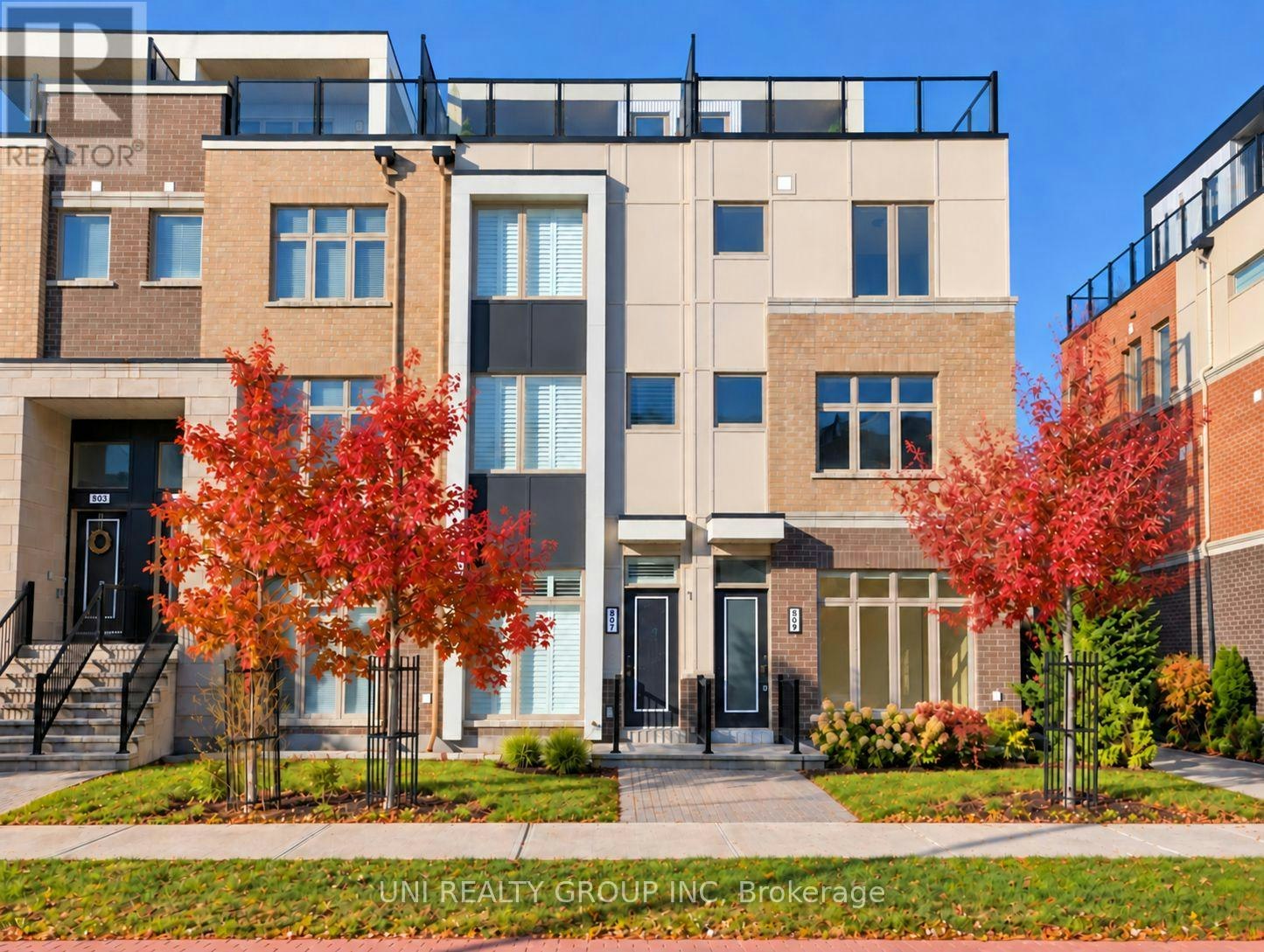 809 Mikinak Road, Ottawa, ON, K1K 4Z9