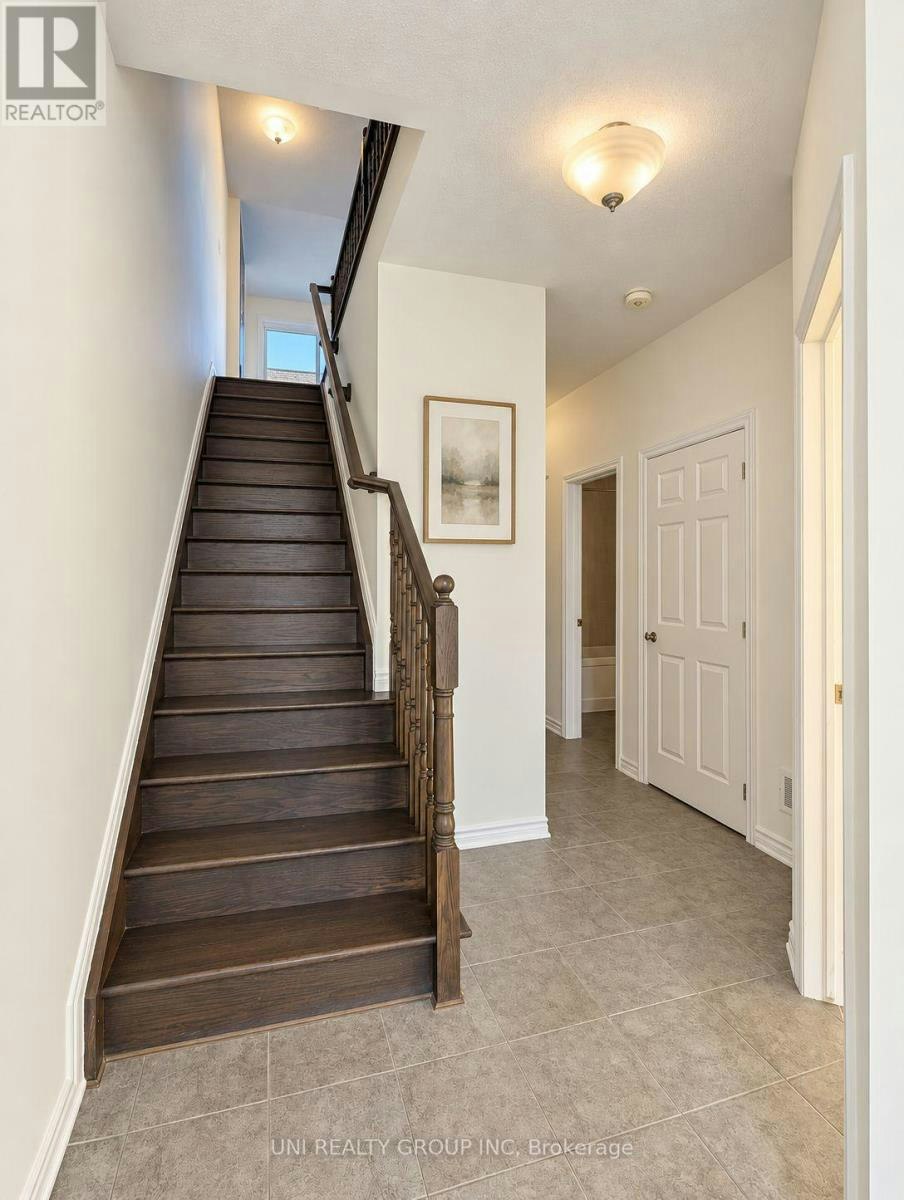 809 Mikinak Road, Ottawa, ON, K1K 4Z9 - 9